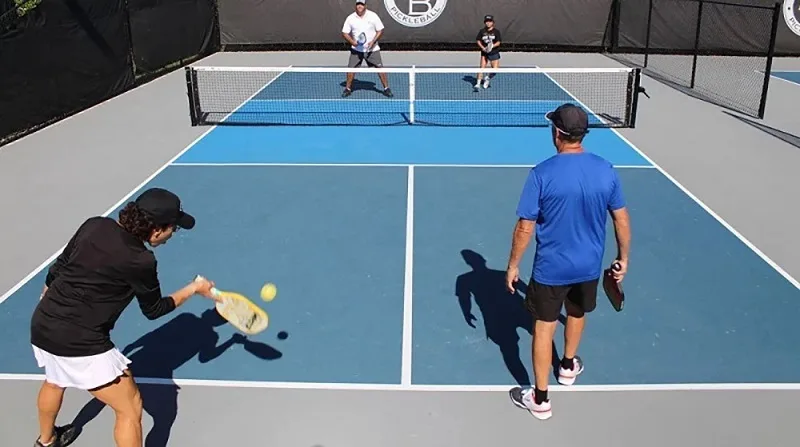 giao bong pickleball