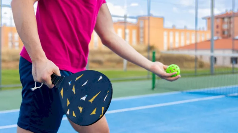giao bong pickleball